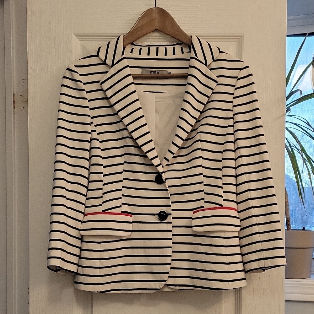 MZX Fitted Black and White Striped 3/4 Length Sleeve Short Blazer w Chevron Back